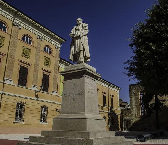 Foto di Monumento a Maurizio Bufalini scattata da Casa Bufalini